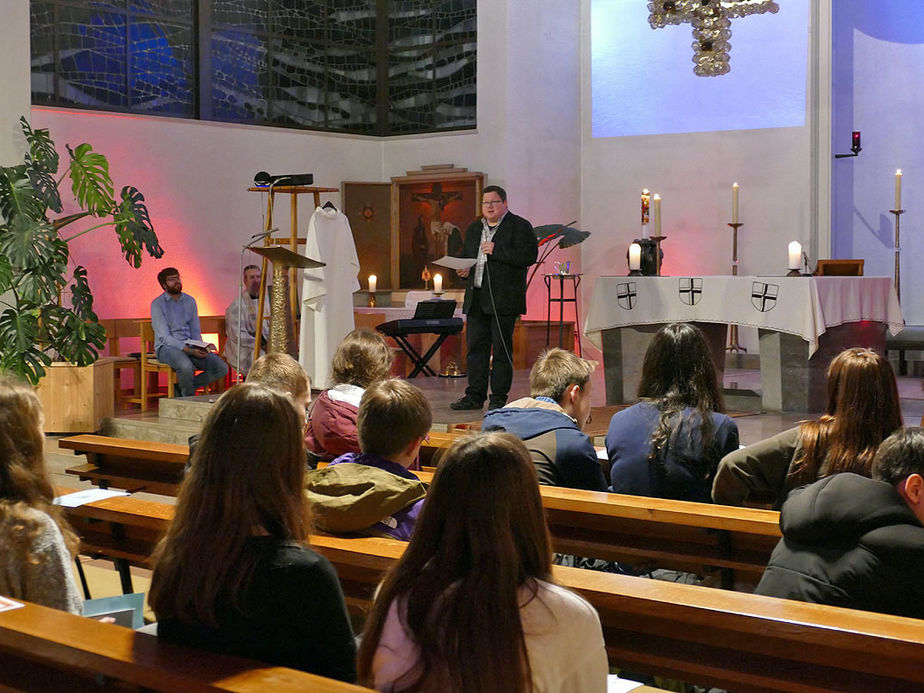 Firmvorbereitung mit Tauferinnerungsgottesdienst in St. Maria, Wolfhagen (Foto: Karl-Franz Thiede)